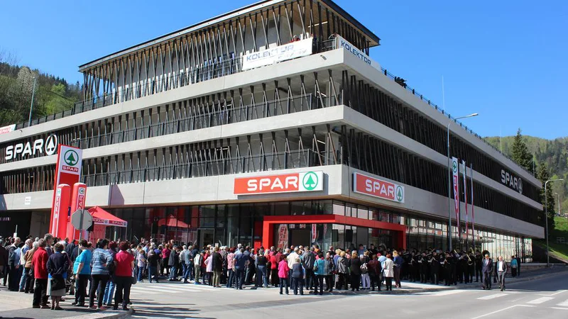 Fotografija: V hipermarketu na 2000 kvadratnih metrih bo 28 zaposlenih. FOTO: Blaž Močnik