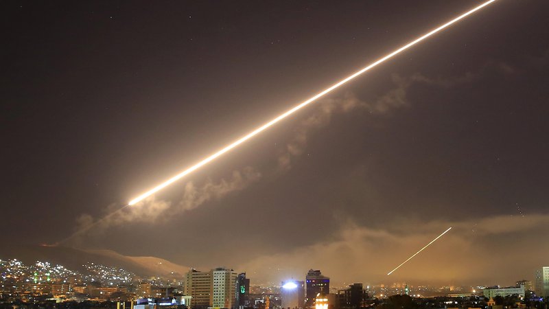 Fotografija: Nebo nad Damaskom med povračilnimi napadi "zahodnih zaveznikov". FOTO: AP
