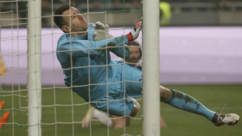 Fotografija: Jasmin Handanović si je prislužil predčasno pot pod prho. Foto Blaž Samec/Delo