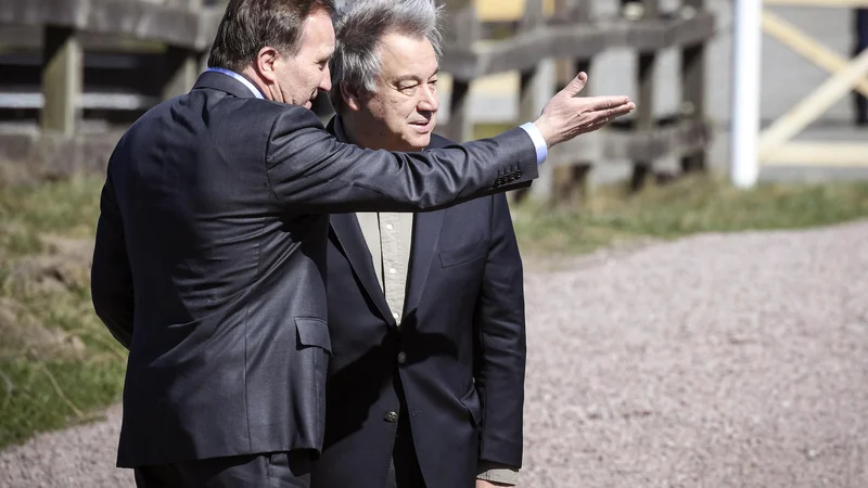Fotografija: Generalni sekretar OZN Antonio Guterres in švedski premier Stefan Lofven na srečanju v švedskem Backakraju. FOTO: Johan Nilsson/AP