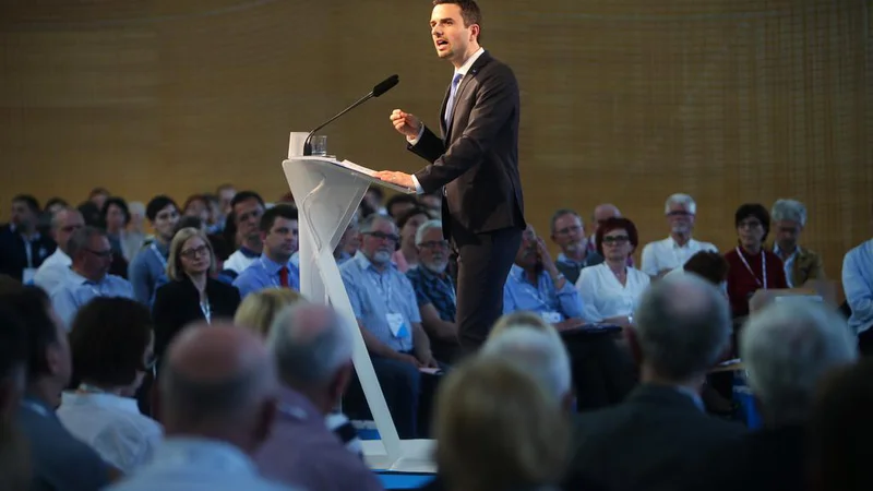 Fotografija: Tonin zavrača oceno, da je začel uporabljati vse bolj populistične prijeme, kot je na primer tudi razkazovanje družine in njena uporaba v politične namene. FOTO: Jure Eržen/Delo