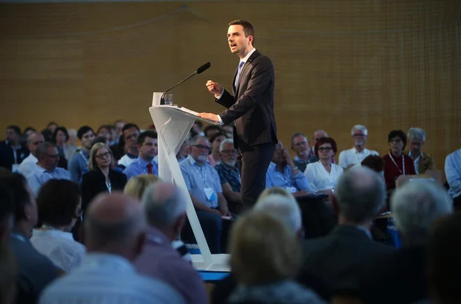 Tonin zavrača oceno, da je začel uporabljati vse bolj populistične prijeme, kot je na primer tudi razkazovanje družine in njena uporaba v politične namene. FOTO: Jure Eržen/Delo