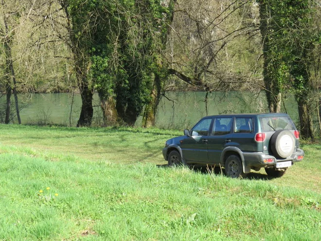 Mejni policist na obhodu ob Kolpi s terenskim vozilom
