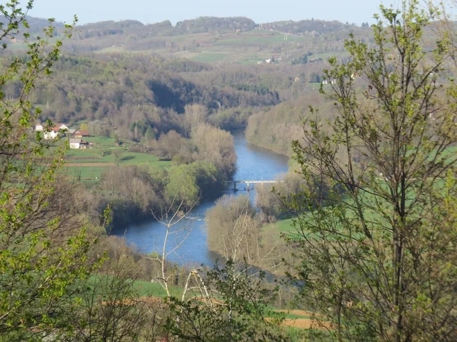 V okolici mejnega mostu v Žuničih migranti najraje preplavajo Kolpo. Po besedah nekaterih domačinov gre za staro turško pot. Na fotografiji most, na levi strani fotografije je del vasi Žuniči.