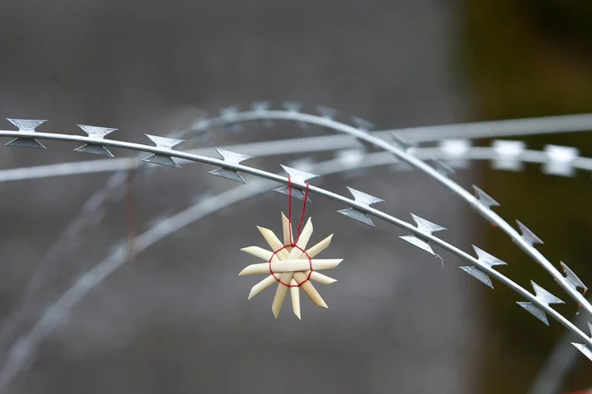 Ko so se ob Kolpi pojavili vojaki in začeli postavljati ograjo, ga skoraj ni bilo heroja, ki bi to javno podpiral. FOTO: Leon Vidic/Delo
