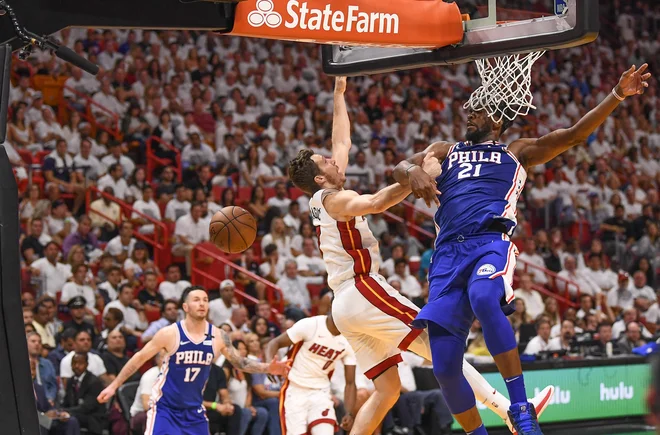 Center Joel Embiid po poškodbe igra vse bolje in eno od blokad je namenil Miamijevemu kapetanu Goranu Dragiću.
