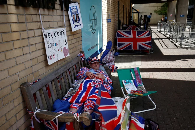 Britanci nočejo zamuditi prihoda novega člana kraljeve družine, zato že teden dni oblegajo porodnišnico, kamor so danes pripeljali vojvodinjo Cambriško.