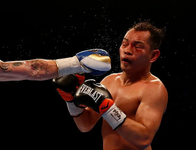V Belfastu sta se svetovnega prvaka v peresno lahki kategoriji po verziji WBO pomerila Carl Frampton in Nonito Donaire. FOTO: Jason Cairnduff/Reuters