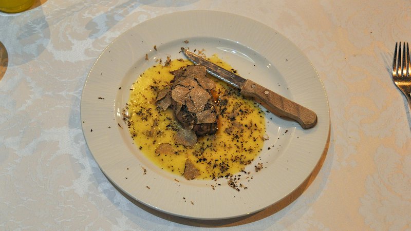 Fotografija: Polovička – biftek s črnimi tartufi, omaka iz masla in oljčnega olja. FOTO: Uroš Mencinger