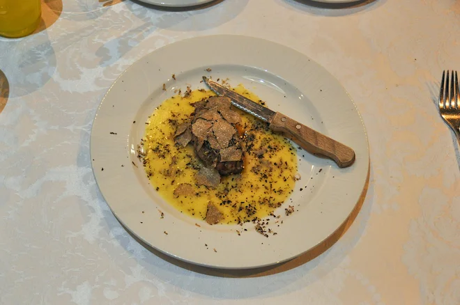 Polovička &ndash; biftek s črnimi tartufi, omaka iz masla in oljčnega olja. FOTO: Uroš Mencinger