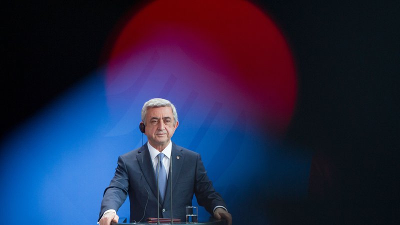 Fotografija: Serž Sarkisjan: »Obstaja veliko rešitev, a ne bom sprejel nobene. To nisem jaz. Odhajam s položaja vodje države, predsednika vlade.« FOTO: AFP