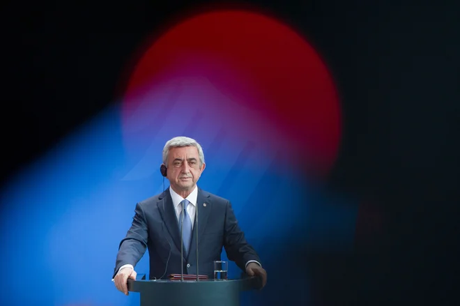 Serž Sarkisjan: &raquo;Obstaja veliko rešitev, a ne bom sprejel nobene. To nisem jaz. Odhajam s položaja vodje države, predsednika vlade.&laquo; FOTO: AFP