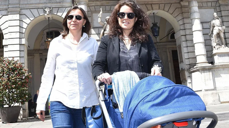 Fotografija: »V zgodovini Italije je bilo danes spisano pomembno poglavje,« je poudarila ena od mater Chiara Foglietta (desno). FOTO: Alessandro Di Marco/AP