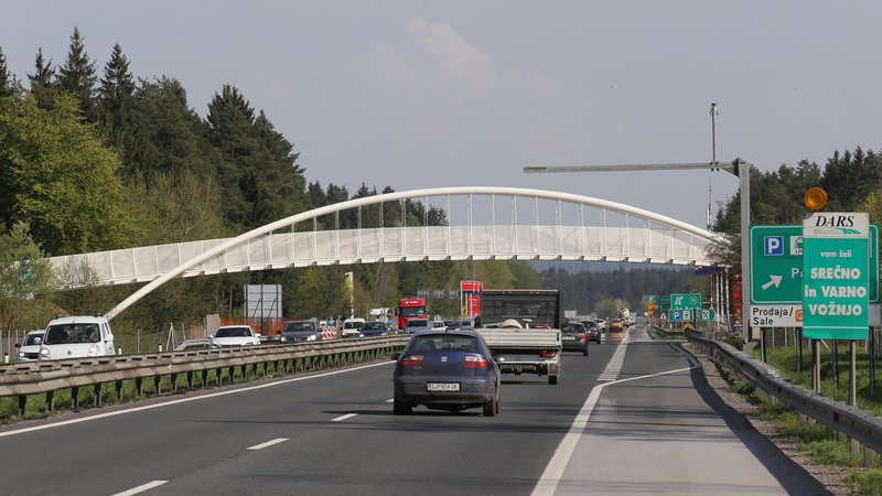 Fotografija: Novi ločni most na gorenjski avtocesti pri Voklem. Foto Tomi Lombar/Delo