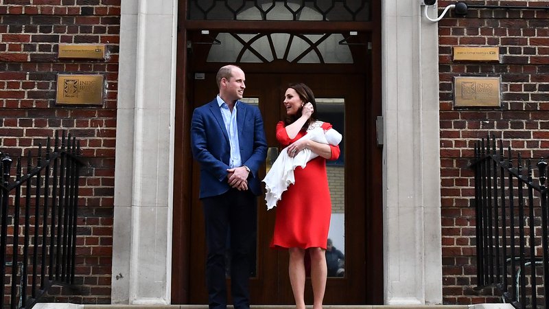 Fotografija: Britain's Prince William, Duke of Cambridge (L) and Britain's Catherine, Duchess of Cambridge show their newly-born son, their third child, to the media outside the Lindo Wing at St Mary's Hospital in central London, on April 23, 2018.   / AFP PHOTO / Ben STANSALL