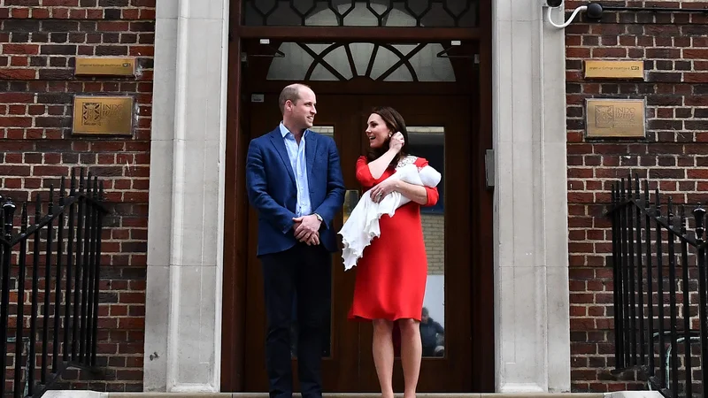 Fotografija: Britain's Prince William, Duke of Cambridge (L) and Britain's Catherine, Duchess of Cambridge show their newly-born son, their third child, to the media outside the Lindo Wing at St Mary's Hospital in central London, on April 23, 2018. / AFP PHOTO / Ben STANSALL