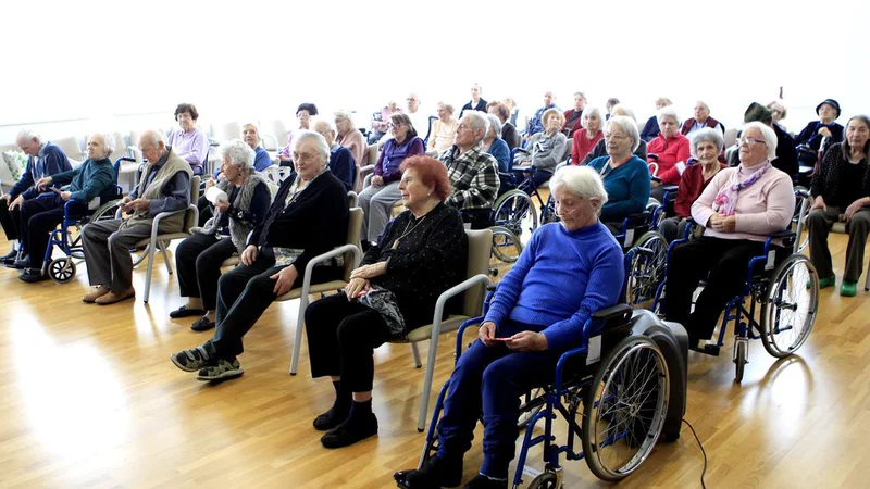 Fotografija: Zaradi pomanjkanja zmogljivosti v domovih za starejše je ministrstvo lani objavilo razpis za podelitev koncesij za okoli 900 mest. Januarja so jih podelili le za 224. Za 676 mest postopek še teče, ministrstvo pa bo zanj potrebovalo vsaj pol leta, ker gre za postopek na podlagi javnega razpisa. FOTO: Roman Šipić/Delo