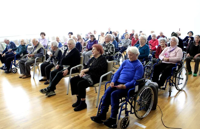 Zaradi pomanjkanja zmogljivosti v domovih za starejše je ministrstvo lani objavilo razpis za podelitev koncesij za okoli 900 mest. Januarja so jih podelili le za 224. Za 676 mest postopek še teče, ministrstvo pa bo zanj potrebovalo vsaj pol leta, ker gre za postopek na podlagi javnega razpisa. FOTO: Roman Šipić/Delo