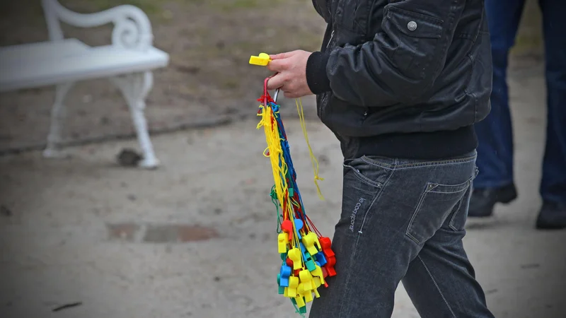 Fotografija: Žvižgači bi ne samo bili zaščiteni pred sodnim preganjanjem, ampak tudi pred maščevanjem delodajalca. FOTO: Blaž Samec/Delo