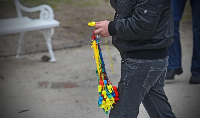 Žvižgači bi ne samo bili zaščiteni pred sodnim preganjanjem, ampak tudi pred maščevanjem delodajalca. FOTO: Blaž Samec/Delo
