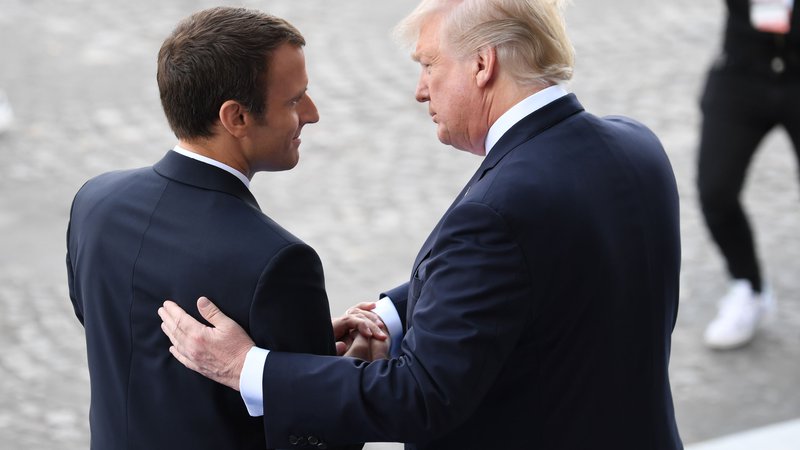 Fotografija: Največji uganki sta, kako krasen fant je Emmanuel Macron in kako preračunljiv je vedno neposredni Donald Trump. FOTO: AFP