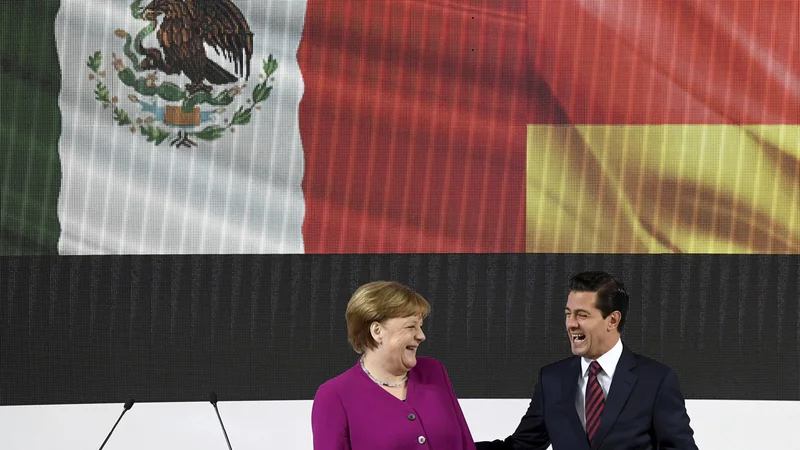 Fotografija: Nemška kanclerka Angela Merkel je hannovrski sejem letos obiskala v družbi mehiškega predsednika Enriqueja Peñe Nieta. FOTO: AP