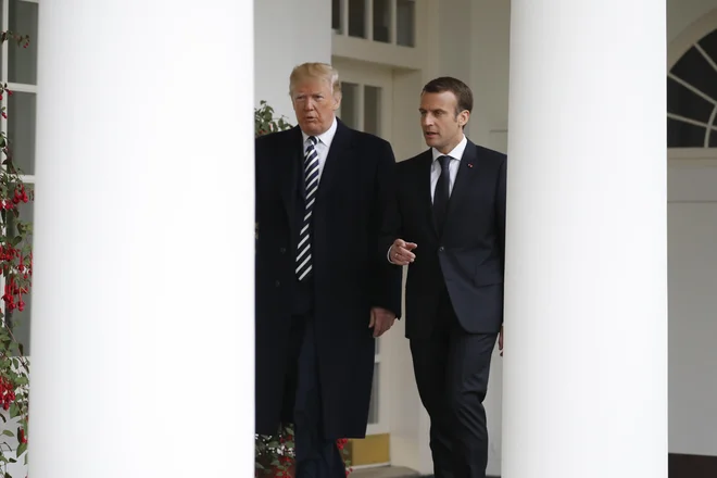 Trump je med pozdravom omenil čudovito prijateljstvo z Macronom, ki priča o trajnem zavezništvu obeh držav. FOTO: Pablo Martinez/AP
