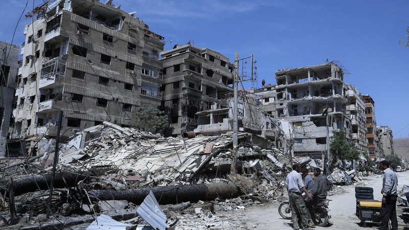 Fotografija: Podoba porušenega mesta Douma, v bližini Damaska. FOTO: AP