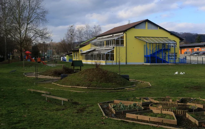 Zaradi lege, ko morajo imeti poleti ves čas odprte tende, se po zagotovilih vodstva vrtca z zimskim vrtom ukvarjajo že dlje časa. FOTO: Tadej Regent/Delo