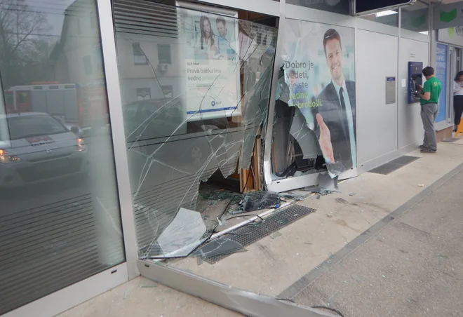 Na parkirnem prostoru pred poslovno stavbo je namesto na zavoro pritisnil na plin in trčil v izložbeno okno. FOTO: PU Novo Mesto