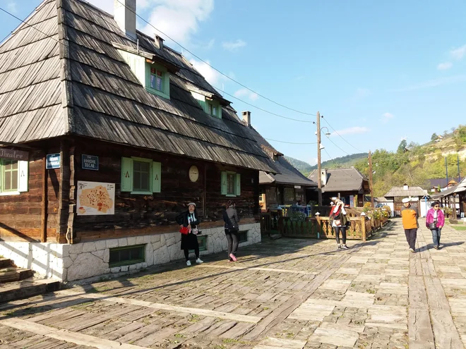 Drvengrad na Mokri gori oblegajo turisti. FOTO: Helena Kocmur/