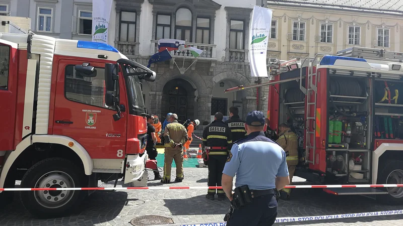 Fotografija: V prostorih Mestne občine Ljubljana na Mestnem trgu so prejeli pisemsko pošiljko z neznano snovjo. FOTO: Mateja Klavs