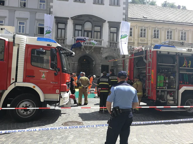 V prostorih Mestne občine Ljubljana na Mestnem trgu so prejeli pisemsko pošiljko z neznano snovjo. FOTO: Mateja Klavs