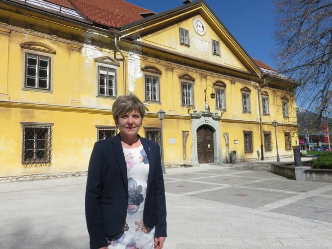Irena Lačen Benedičič pred Ruardovo graščino. Foto Blaž Račič/Delo