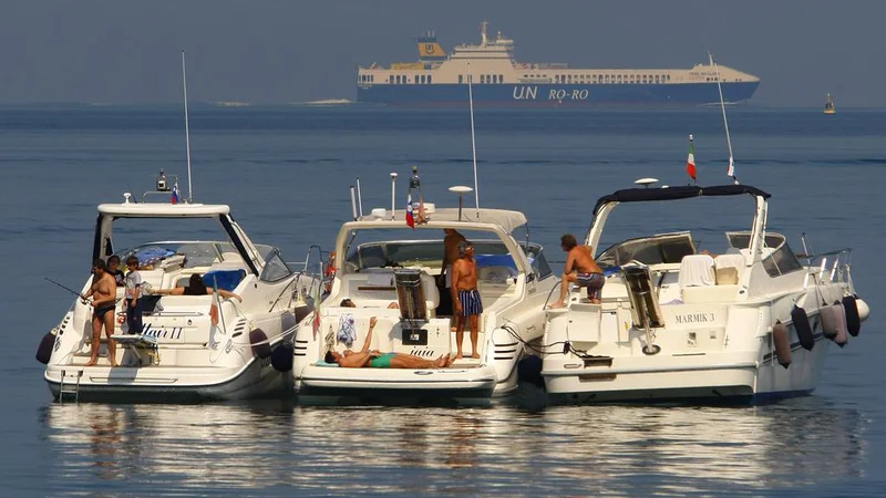 Fotografija: Razmere na navtičnem trgu kažejo tudi možnosti za najem plovil. FOTO: Tomi Lombar/Delo