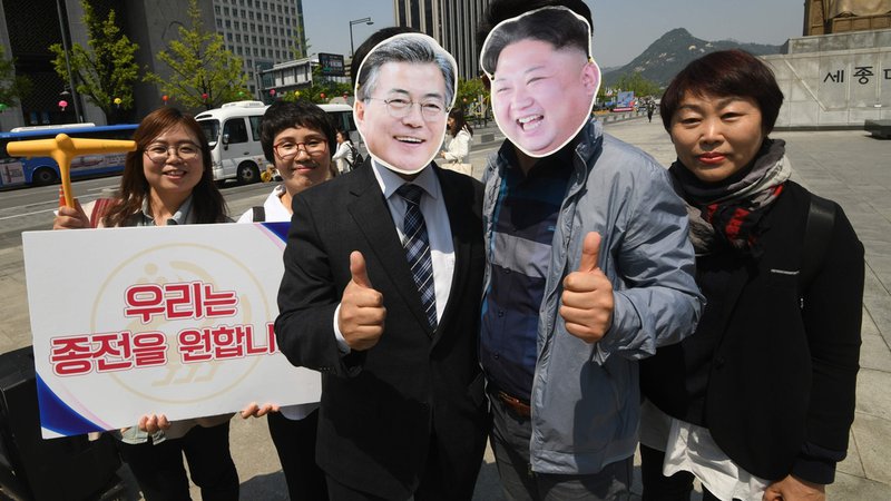 Fotografija: Južnokorejski aktivisti, navdušeni nad jutrišnjim vrhom obeh Korej, sredi Seula pozdravljajo srečanje in kličejo h koncu vojne med državami. FOTO: AFP FOTO: Afp/Afp
