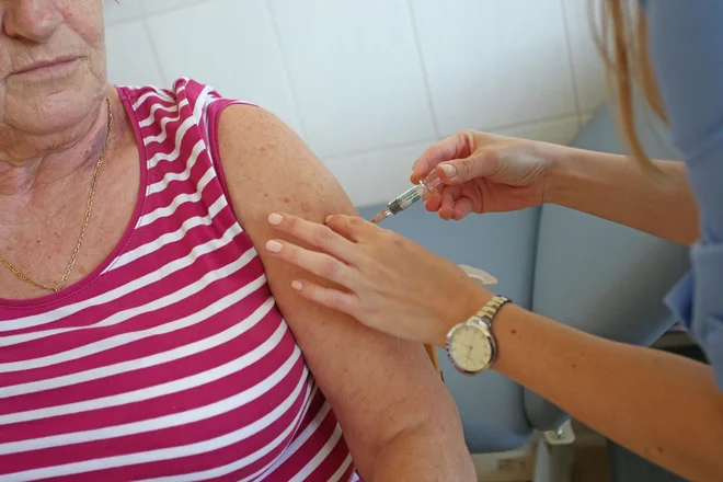 Mlajše generacije v nasprotju s svojimi starši ne pomnijo časa pred cepivi. FOTO: Tadej Regent/delo/