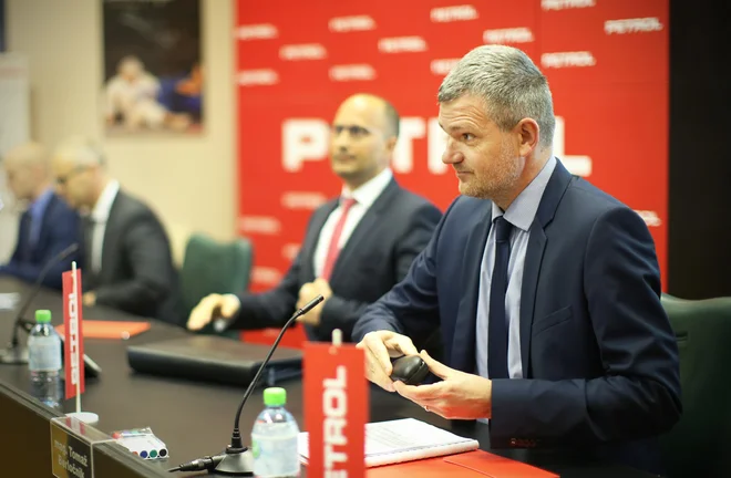 Predsednik uprave Tomaž Berločnik je odgovoril, da tekočih poslov ne komentirajo, a da je glede finančnih storitev odprtih več možnosti, tudi nakup banke. FOTO: Jure Eržen/delo/