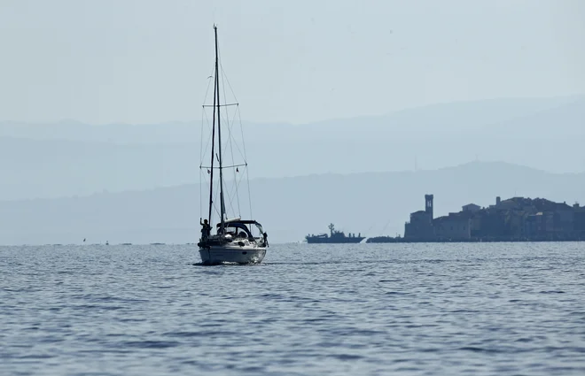 Slovenija Hrvaški očita, da z neizvajanjem odločbe krši evropsko pravo na treh področjih (ribištvo, nadzor meje, prostorsko načrtovanje). FOTO: Matej Družnik/Delo
