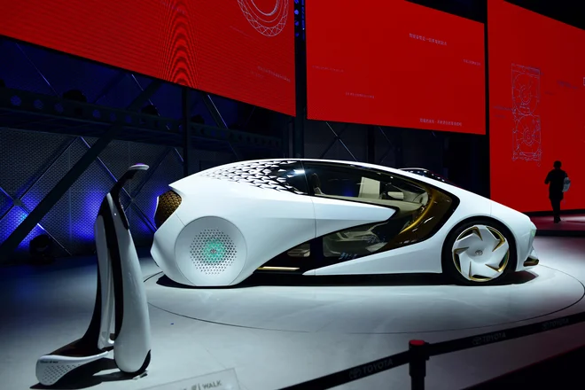 V Pekingu poteka avtomobilski sejem, na katerem Volkswagen, Daimler, Toyota, Nissan, Ford in druge znamke predstavljajo več kot tisoč modelov in več kot dvanajst konceptov. Na fotografiji je toyota concept-i ride. FOTO: Wang Zhao/AFP