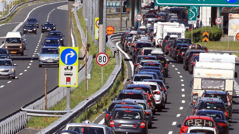 Fotografija: Povečan promet bo v prihodnjih dneh po skoraj celotni Sloveniji. FOTO: Tomi Lombar