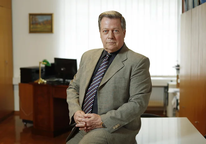Dr. Mitja Novak, direktor Inštituta za delo: &raquo;V obdobju od osamosvojitve, ki je prinesla tudi spremembo družbenega sistema, se je položaj delojemalcev bistveno spremenil.&laquo; FOTO: Leon Vidic