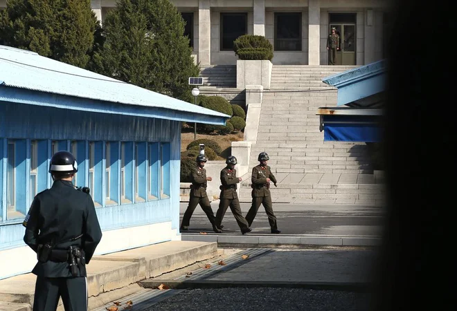 Čeprav Kim Džong Un ne bo prišel globoko na ozemlje Južne Koreje je to pomemben kompromis za obe Koreji (na fotografiji vojaki v demilitarizirani coni med Severno in Južno Korejo). FOTO: Matej Družnik/Delo