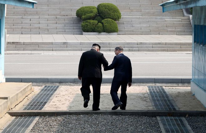 Korejska voditelja sta bila dobre volje, čeprav je južnokorejski predsednik najprej okleval ali naj prestopi črto.
