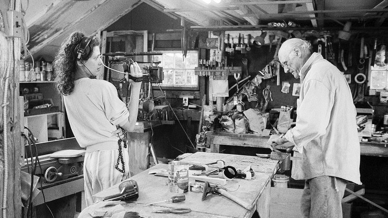 Fotografija: Rebecca Miller snema očeta v njegovi mizarski delavnici. FOTO: Arhiv HBO