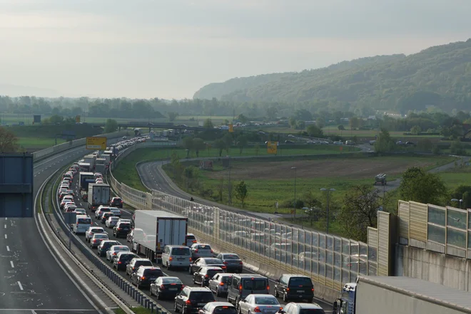 Marsikje v Sloveniji je spet povečan promet. FOTO: Janoš Zore/Delo