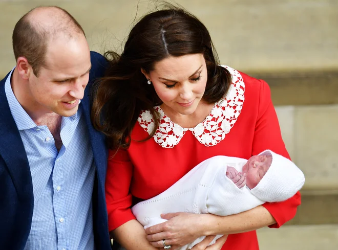 Britanski princ William in njegova soproga Kate sta tretjega otroka poimenovala Louis Arthur Charles. FOTO: Reuters