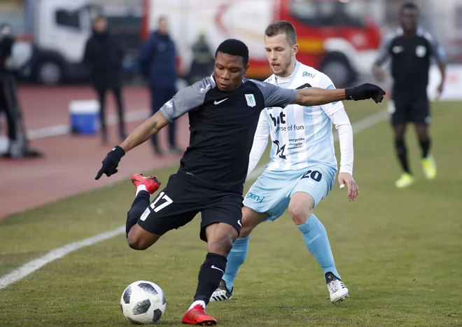 Issah Abass (ob njem Goričan Dejan Žigon) je v prvem letošnjem dvoboju zabil zmagoviti gol, a spomladi je dosegel vsega dva gola in ni igral na ravni jesenski predstav. FOTO: Leon Vidic/Delo/