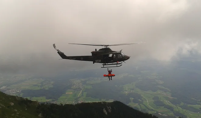 Poškodovanko so na kraju oskrbeli in s helikopterjem prepeljali v Splošno bolnišnico Jesenice. Foto: GRS Tržič FOTO: Grs Tržič/