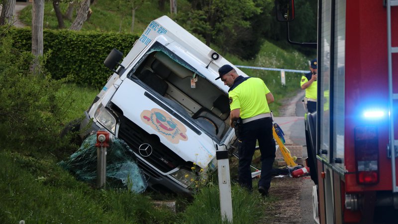 Fotografija: Voznik brez vidnih znakov poškodb je bil mrtev. FOTO: Jože Pojbič/delo/